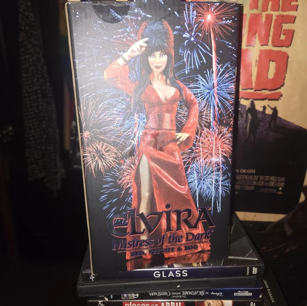 Elvira Mistress of the Dark RED, FIGHT AND BOO action figure!!! - Picture 4 of 5